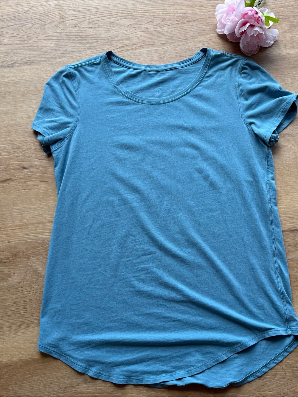 lululemon athletica tee shirt SZ 6 Scoop Neck Sky Blue short sleeves crew neck